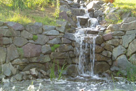 Grauwacke Trockensteinmauer mit Wasserlauf